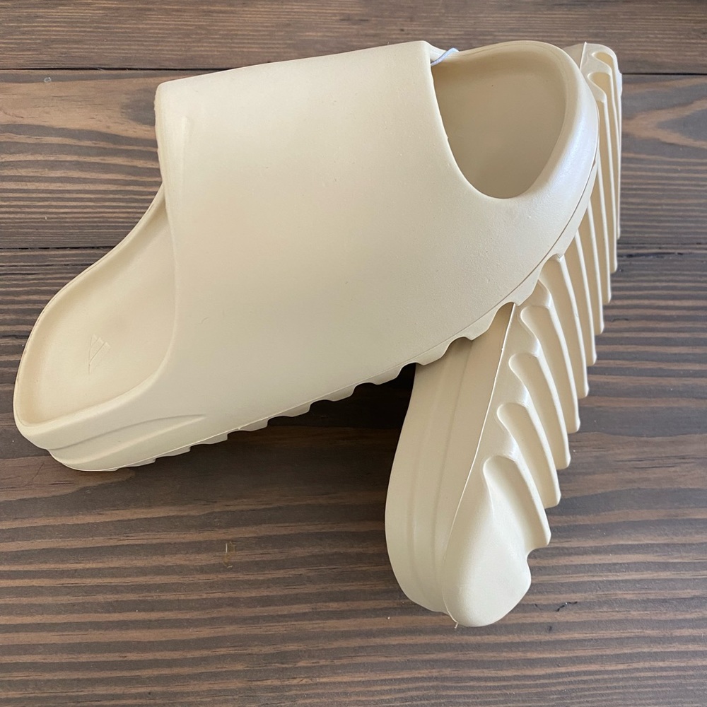 Yeezy Slides color Bone men’s size 8. Brand new never worn.